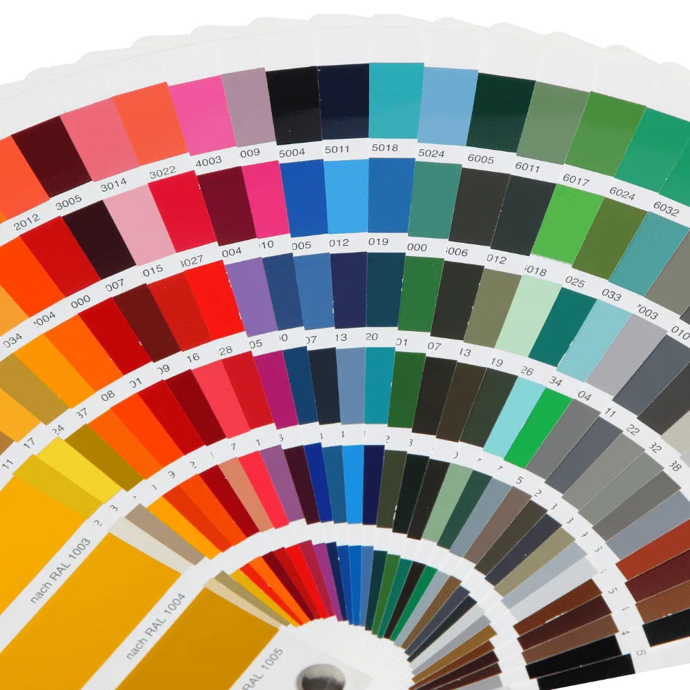 Nuancier éventail de couleurs RAL présentant une large gamme de teintes et leurs codes.