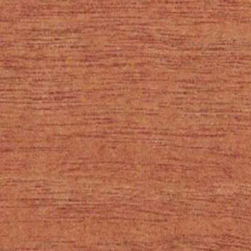 Texture de grain de bois rouge-brun avec des lignes horizontales et un aspect lisse.