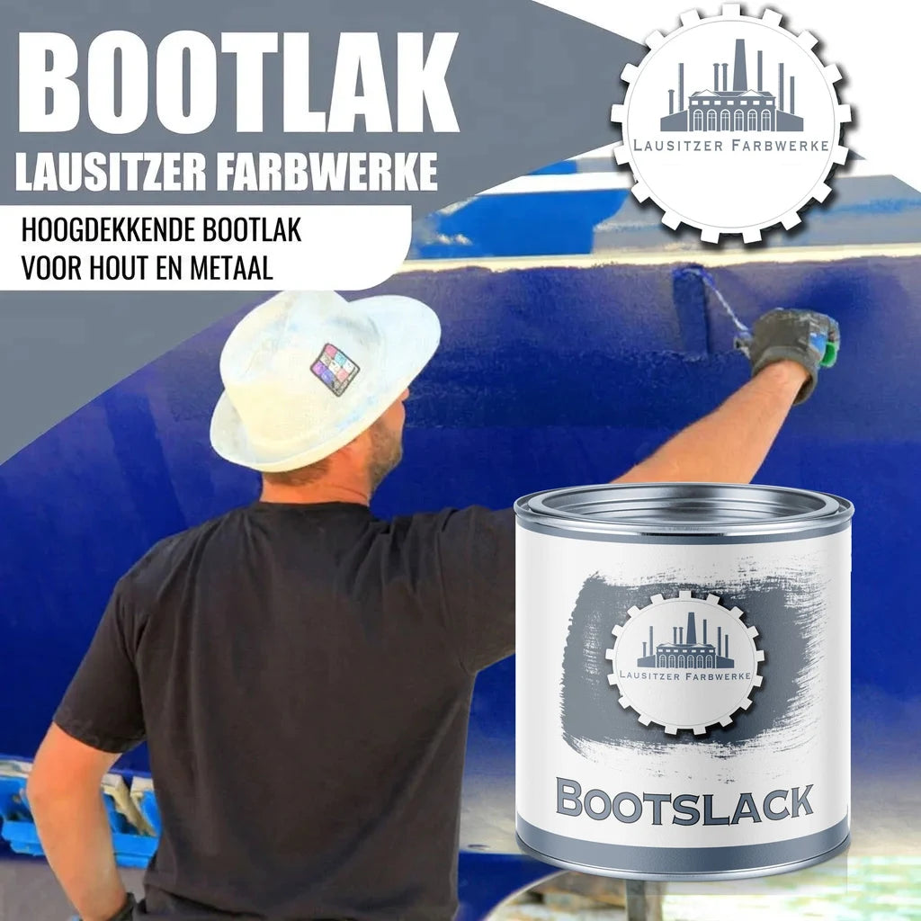 Man schildert boot met Lausitzer Farbwerke bootlak. Hoogdekkende verf voor hout en metaal.