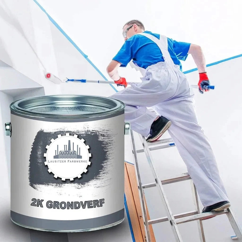 Schilder op ladder verft muur wit met roller, naast een blik Lausitzer Farbwerke 2K grondverf.
