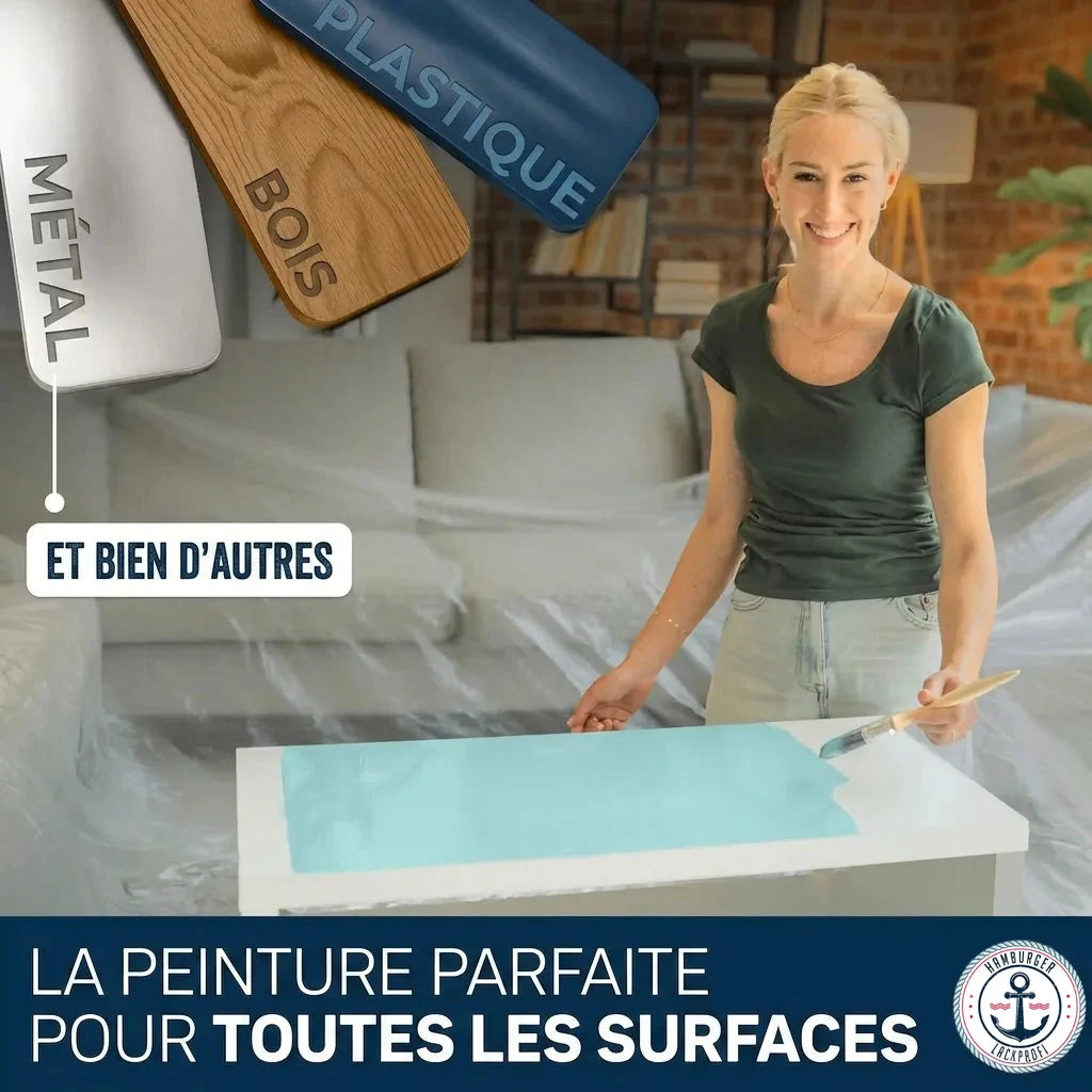 Femme souriante peignant une table, échantillons de couleurs pour métal, bois, plastique. Peinture polyvalente toutes surfaces.