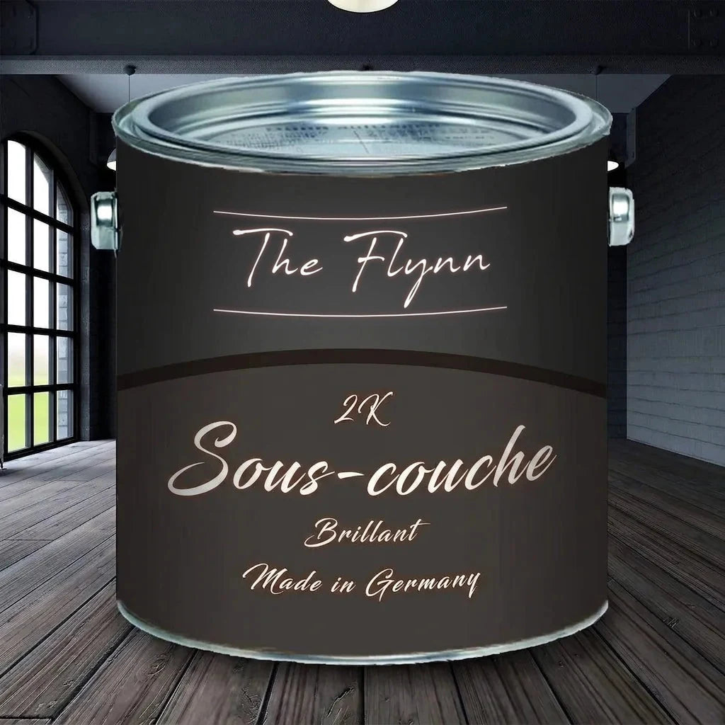 Pot de peinture The Flynn 2K Grundierung (apprêt brillant) Made in Germany sur plancher en bois.