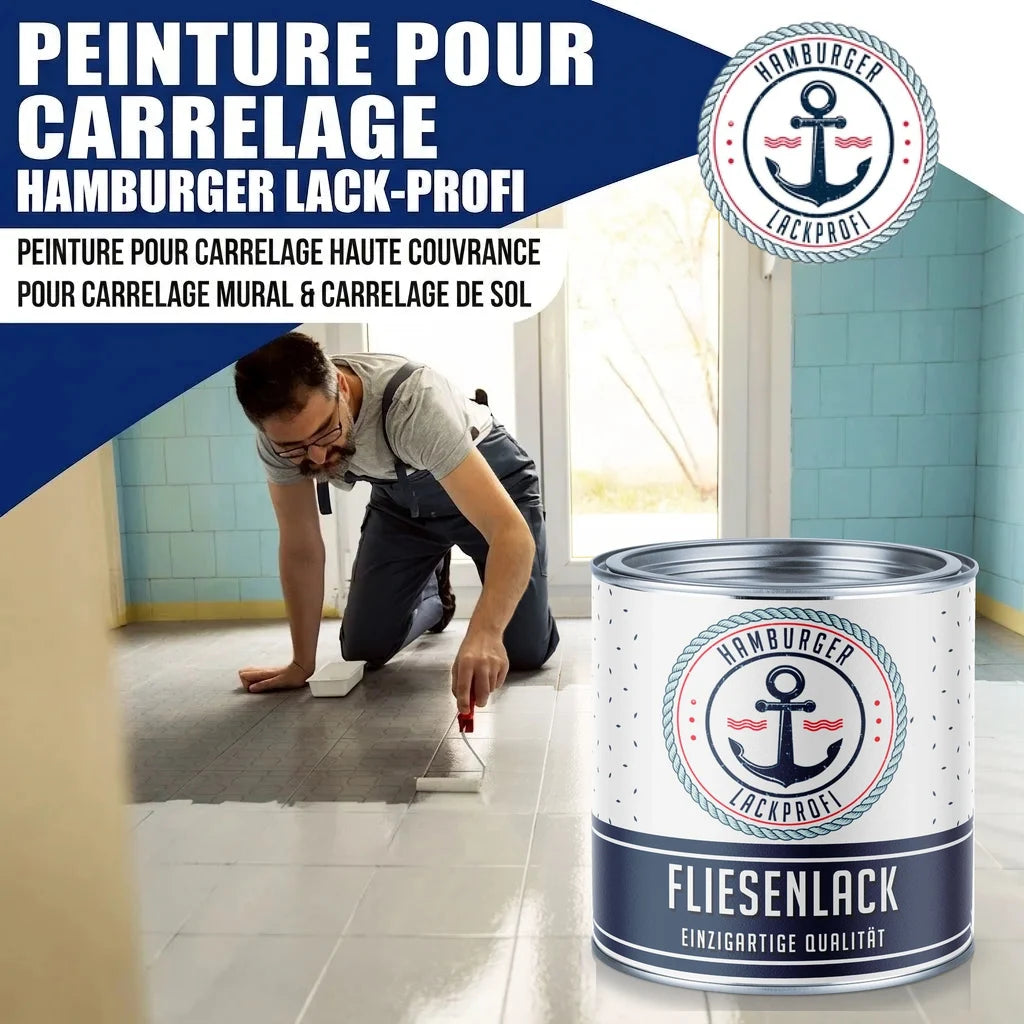 Homme peignant un sol avec la peinture carrelage blanc RAL 9010 Hamburger Lack-Profi, pot au premier plan