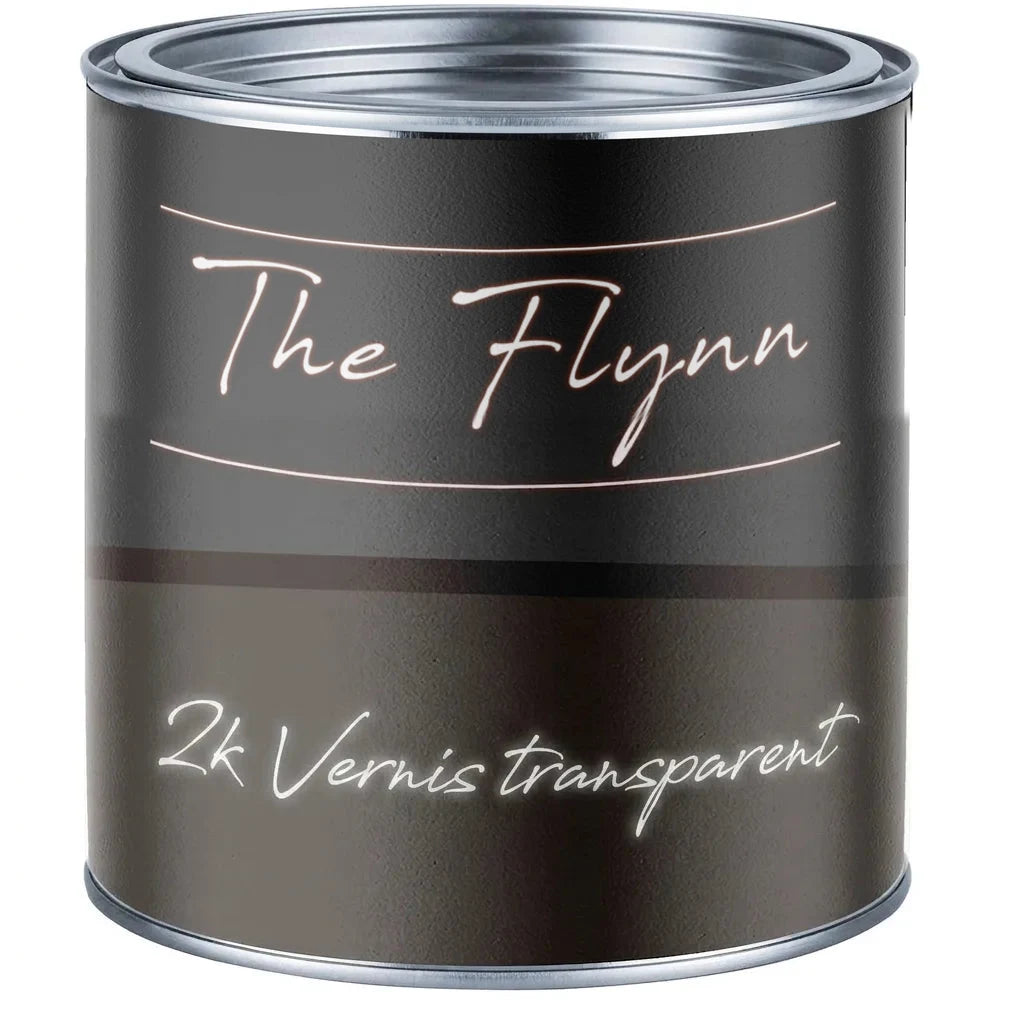 Pot de vernis transparent bicomposant gris foncé avec l'inscription 'The Flynn' sur l'étiquette.