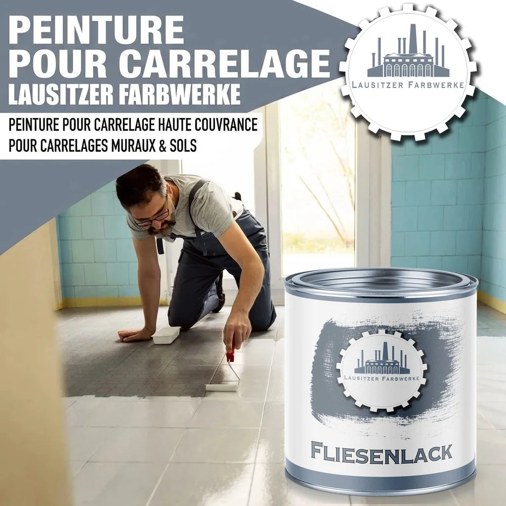 Homme peignant un sol carrelé avec la peinture carrelage Lausitzer Farbwerke, pot posé à côté