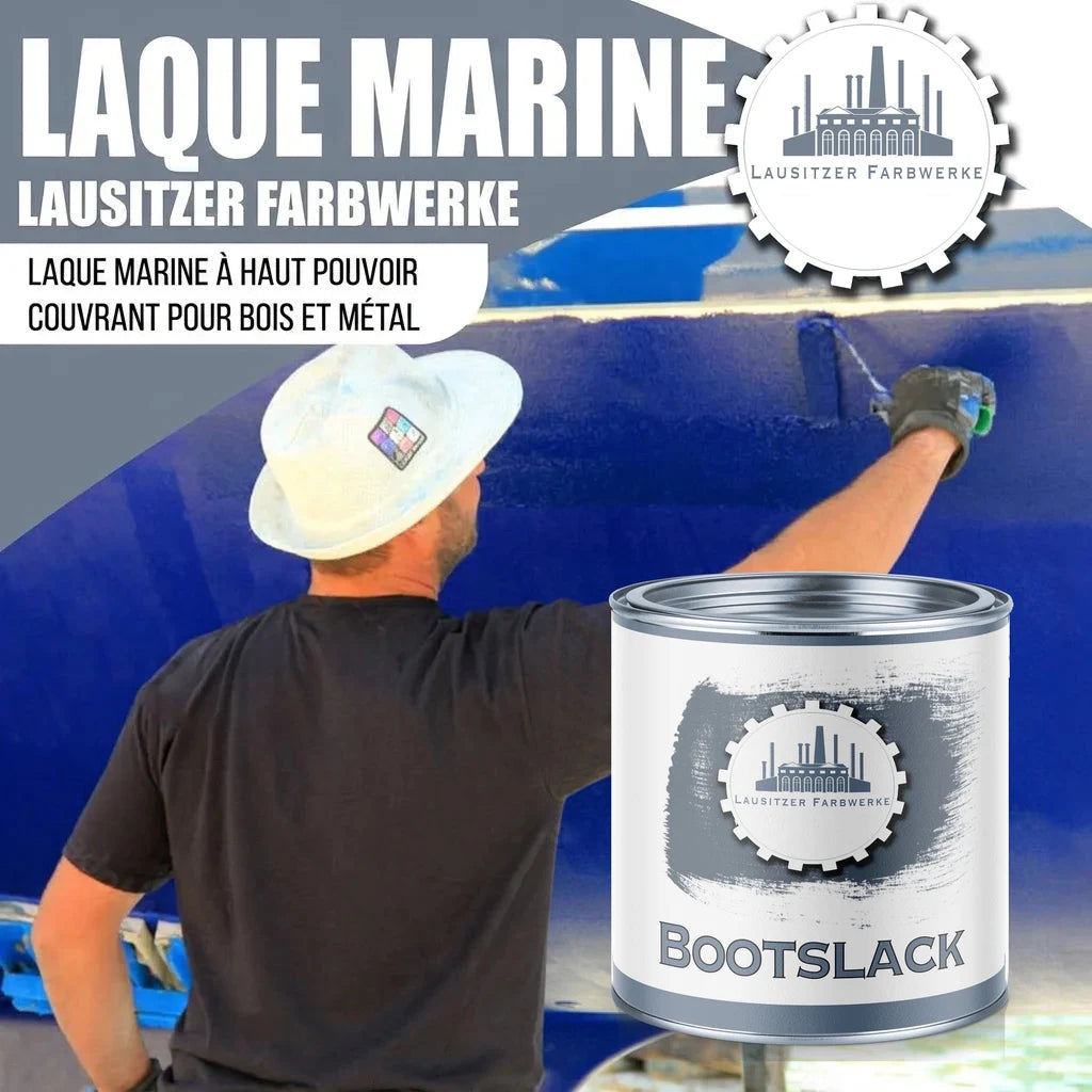 Homme peignant une coque de bateau en bleu avec le vernis marin Lausitzer Farbwerke, pot à côté