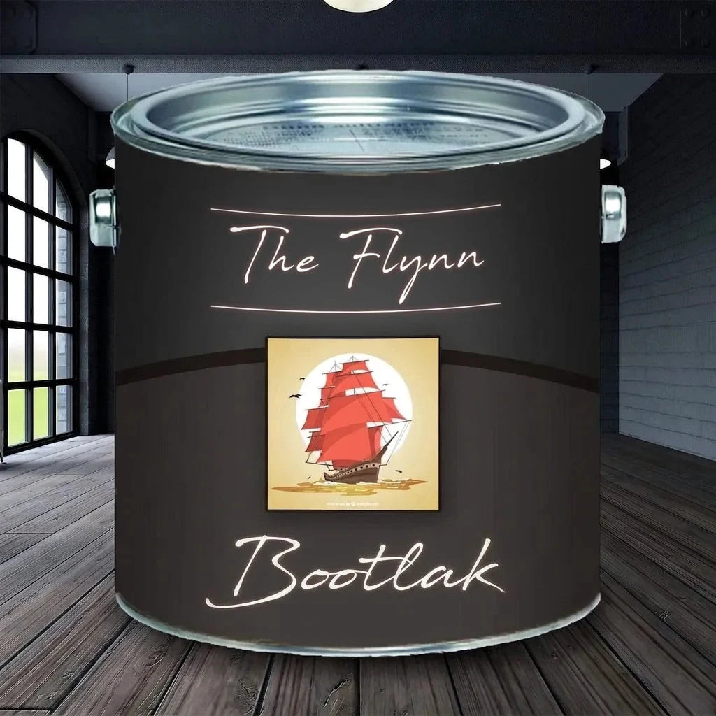 The Flynn bootverf: zwart blik met rood zeilbootlogo in een ruimte met houten vloer