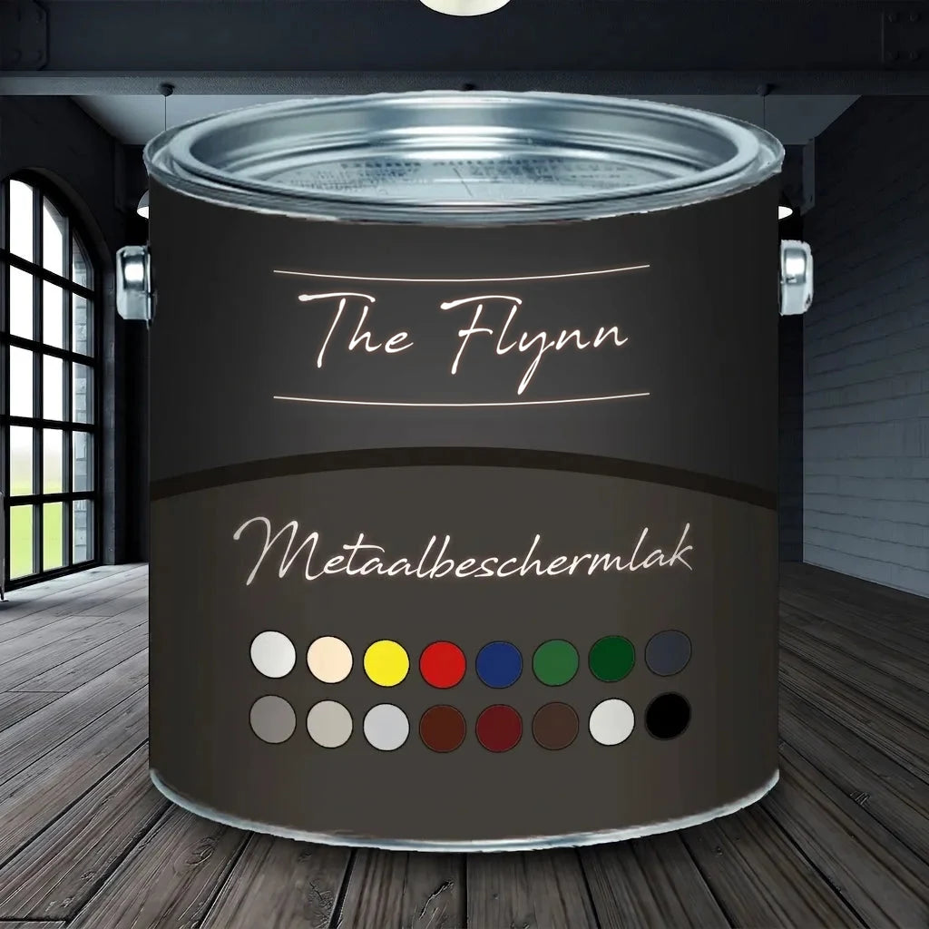 The Flynn metaallak: verfblik met kleurstaaltjes op een houten vloer in een donkere ruimte